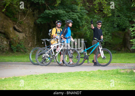 Balades en vtt leurs vélos dans le parc. Banque D'Images