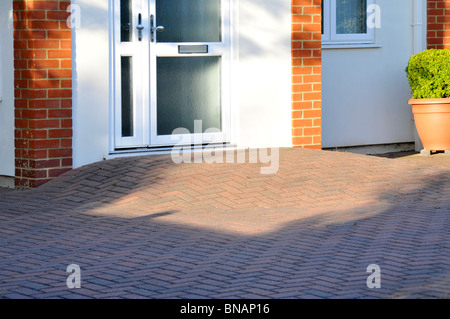 Rampe pour personnes handicapées d'asphaltage Bloc porte avant l'étape de la chambre donnant libre accès aux personnes à mobilité Fauteuil roulant Essex England UK Banque D'Images