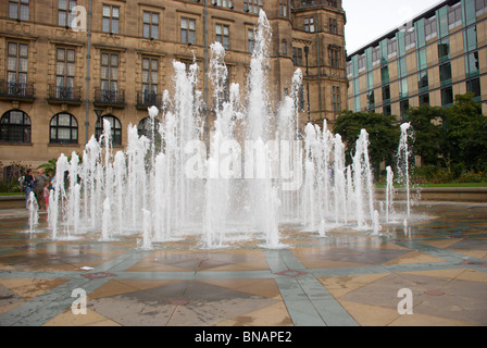 Les fontaines dans les jardins de la paix dans la région de Sheffield, Angleterre. Banque D'Images