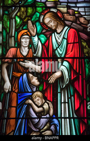 Jésus guérissant les malades dans un vitrail de l'église anglicane St. Paul, Halifax, Nouvelle-Écosse. Banque D'Images