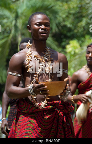 L'Afrique, Ghana, Accra. L'hôtel Palm Beach. Spectacle folklorique de l'Afrique de l'Ouest traditionnel, cérémonie rituelle. Banque D'Images