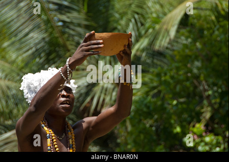 L'Afrique, Ghana, Accra. L'hôtel Palm Beach. Spectacle folklorique de l'Afrique de l'Ouest traditionnel, cérémonie rituelle. Banque D'Images