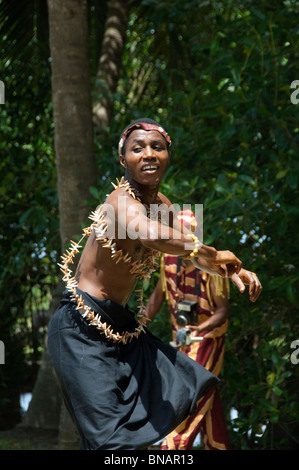 L'Afrique, Ghana, Accra. L'hôtel Palm Beach. Spectacle folklorique de l'Afrique de l'Ouest traditionnel. Danseur de coquillages. Banque D'Images