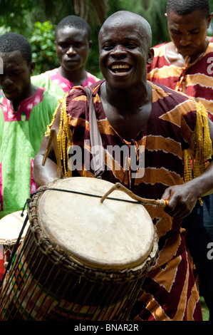 L'Afrique, Ghana, Accra. L'hôtel Palm Beach. Spectacle folklorique de l'Afrique de l'Ouest traditionnel. Tambours africains. Banque D'Images