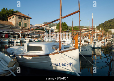 Les bateaux de pêche amarrés à Porto Soller, Majorque, Espagne Banque D'Images