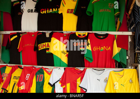 L'Afrique, Ghana, Accra. Marché de l'artisanat et du textile d'Accra. Futball colorés (aka maillots de football). Banque D'Images
