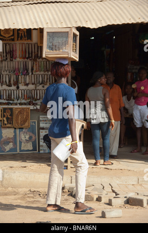 L'Afrique, Ghana, Accra. Marché de l'artisanat et du textile d'Accra. Femme avec fort de pain frais sur la tête. Banque D'Images