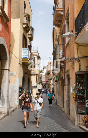 Boutiques sur le Corso Umberto, dans la vieille ville, Taormina, côte sud-est, Sicile, Italie Banque D'Images