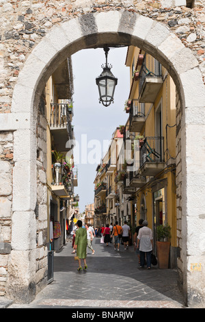 Archway sur le Porto Catane à la Corso Umberto, dans la vieille ville, Taormina, côte sud-est, Sicile, Italie Banque D'Images