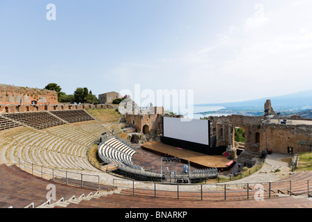 Le théâtre grec (Teatro Greco) mis en place pour le FilmFest film festival en juin 2010, Taormina, Sicile, Italie Banque D'Images