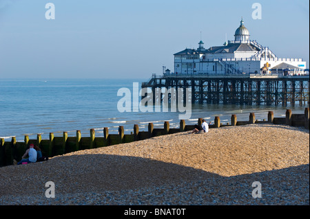 Plage de galets et de pier, Eastbourne, East Sussex, Royaume-Uni Banque D'Images