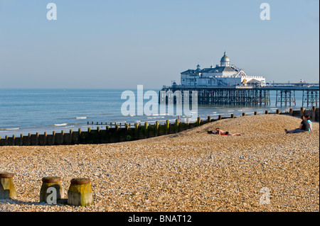 Plage de galets et de pier, Eastbourne, East Sussex, Royaume-Uni Banque D'Images