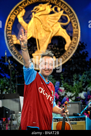 Virtuose du violon Nigel Kennedy en répétition avant la soirée de gala de garniture à l'Eisteddfod Musical International de Llangollen Banque D'Images