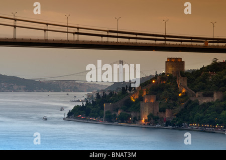 Pont Fatih Sultan Mehmet et Rumelihisar château par nuit,Istanbul,Turquie,Bosphore Banque D'Images