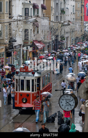 Un jour de pluie dans la rue Istiklal, Beyoglu Istanbul,Turquie, Banque D'Images