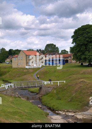 Le village pittoresque de Hutton le Hole Yorkshire du Nord avec un grand entraîneur touriste Banque D'Images