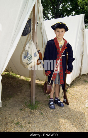 Un jeune visiteur s'habille comme un petit soldat de l'armée américaine dans les années 1780 lors de la Révolution américaine de l'histoire vivante l'histoire Musée à Yorktown en Virginie, USA. Banque D'Images