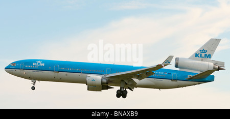 Un KLM Royal Dutch Airlines McDonnell Douglas MD-11 avion de ligne commerciale en approche finale pour l'atterrissage à l'aéroport de Vancouver. Banque D'Images