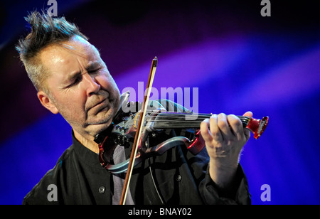 Virtuose du violon Nigel Kennedy garniture de la soirée de gala à l'Eisteddfod Musical International de Llangollen Banque D'Images