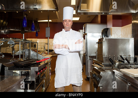 Male chef en cuisine commerciale, portrait Banque D'Images