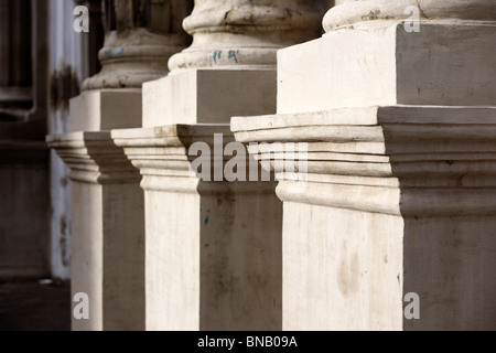 Piliers de pierre sur l'église de La Merced de Leon au Nicaragua Banque D'Images