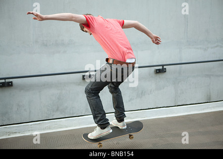 Jeune homme skateboarding Banque D'Images