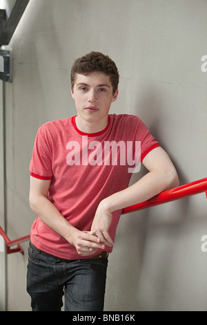 Jeune homme sur escalier Banque D'Images