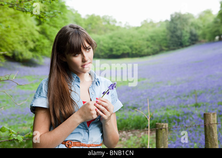 Jeune femme avec fleurs jacinthes Banque D'Images