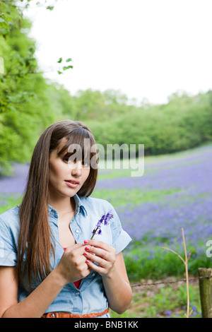 Jeune femme avec fleurs jacinthes Banque D'Images