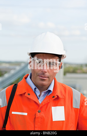 Ingénieur en lunettes et casque Banque D'Images