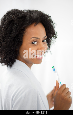 Femme avec une brosse à dents Banque D'Images