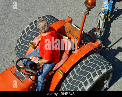 Vieux tracteur Renault utilisé par Town Council - France. Banque D'Images