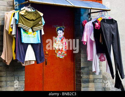 Laver les vêtements étendus dehors une maison traditionnelle dans un hutong Beijing Chine Asie Banque D'Images