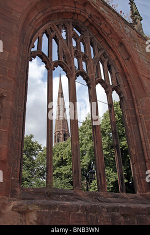 Clocher de l'église Holy Trinity vue à travers les ruines de la cathédrale de Coventry, Coventry City Centre, Angleterre Banque D'Images