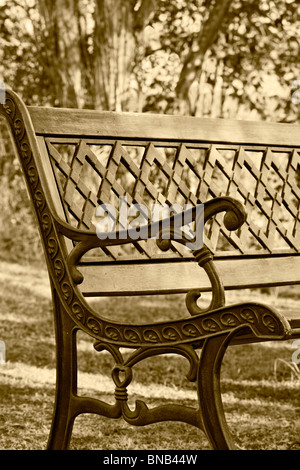 Élaborer des volutes de métal sur le jardin à l'ancienne ou banc de parc. Sépia. Banque D'Images