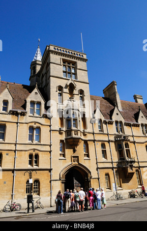 Tour group en dehors de Balliol College, large, Street, Oxford, England, UK Banque D'Images