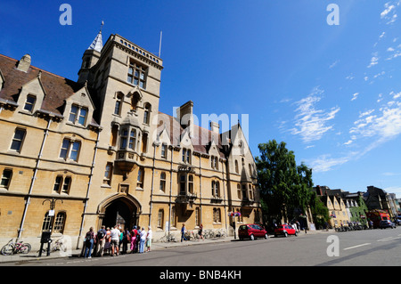 Tour Group en dehors de Balliol College, Broad Street, Oxford, England, UK Banque D'Images