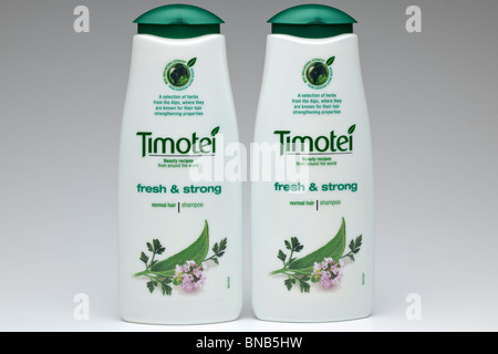 Deux conteneurs de Timotei shampoo Banque D'Images