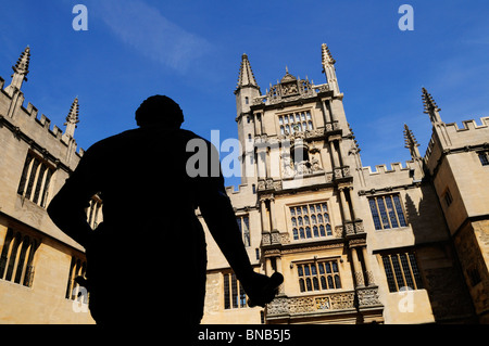 L'ancienne bibliothèque bodléienne, avec la silhouette du statue de la comte de Pembroke, Oxford, England, UK Banque D'Images