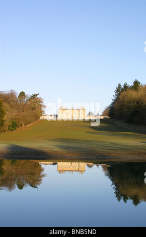 Heythrop Park Golf Resort, Chipping Norton, Oxford. 11 trous fairway et pond à l'hôtel en arrière-plan. Banque D'Images