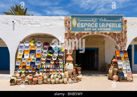 Magasin de poterie dans le village de Guellala, Djerba, Tunisie Banque D'Images