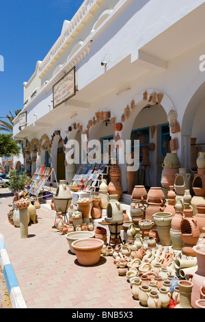 Magasin de poterie dans le village de Guellala, Djerba, Tunisie Banque D'Images