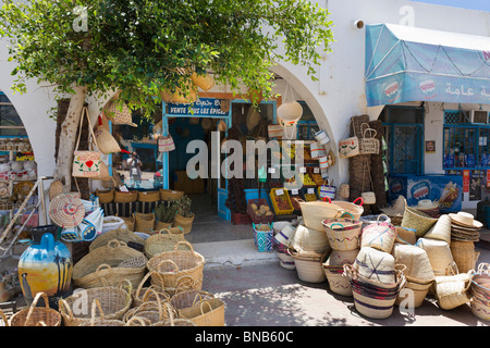 Magasins de vente d'épices et de paniers en osier dans le village de Guellala, Djerba, Tunisie Banque D'Images