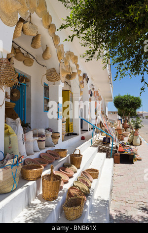 Des magasins vendant des épices et des poteries dans le village de Guellala, Djerba, Tunisie Banque D'Images