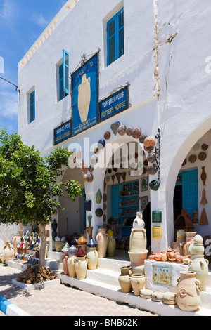 Magasin de poterie dans le village de Guellala, Djerba, Tunisie Banque D'Images