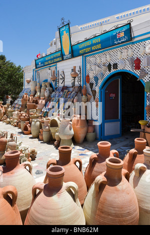 Magasin de poterie dans le village de Guellala, Djerba, Tunisie Banque D'Images