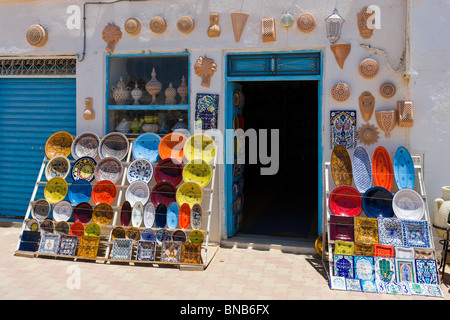 Magasin de poterie dans le village de Guellala, Djerba, Tunisie Banque D'Images