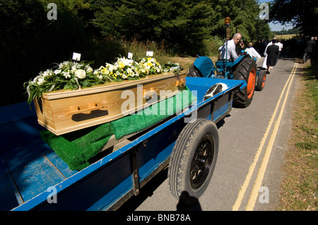 Un millésime 1960 tracteur Fordson Dexta tire le cercueil dans un village en porcession funéraire Falmer, Sussex, Angleterre, Royaume-Uni. Banque D'Images