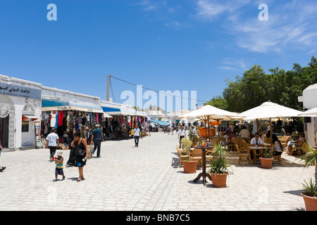 Boutiques et café avec terrasse dans le centre de Houmt Souk (la capitale de l'île), Djerba (Tunisie) Banque D'Images