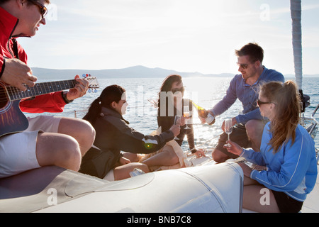 Amis avec champagne sur location Banque D'Images